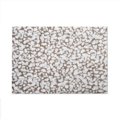 Nahaufnahme der Grain Sandstone Heymat Fußmatte mit abstraktem Muster in Weiß und Braun.